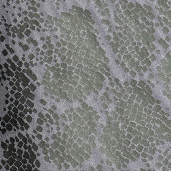 Fabletics Snake Printed Powerhold Crop Leggings - Gray/Black - Size S (4-6) NWT! - Picture 5 of 8